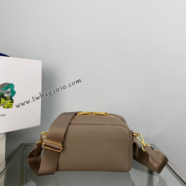 Prada專櫃新款小號雕花logo斜跨包 1BH187 普拉達小牛皮休閒肩背女包 csp1676
